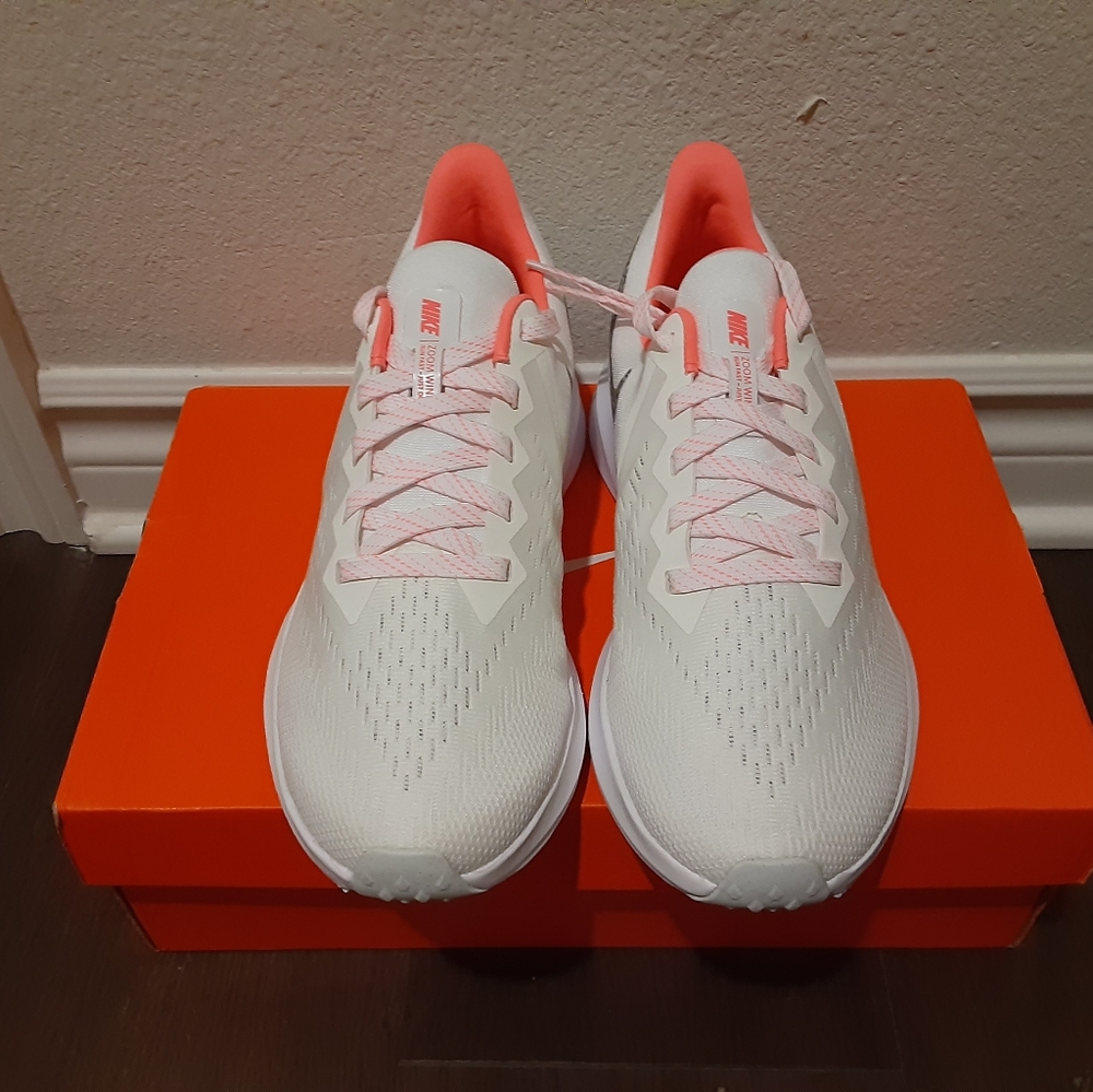 Nike - Picture 2 of 4